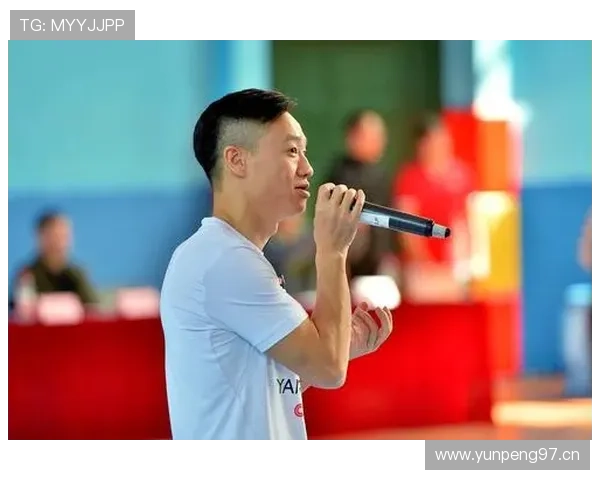 刚刷到杨威逛商场，手腕那块表把我十年房贷都比下去了