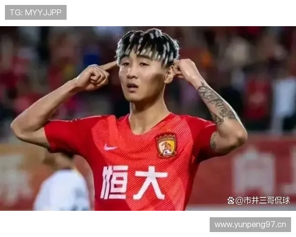 看到韦世豪这身随便一件都比我整个月工资夸张，我要笑出声